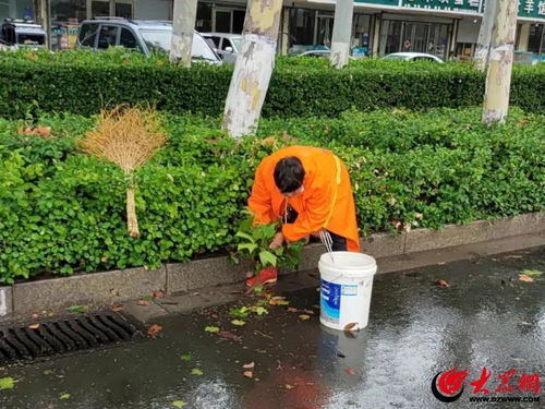 蘭山環(huán)衛(wèi) 借雨洗城促潔凈，設(shè)施服務(wù)保民生